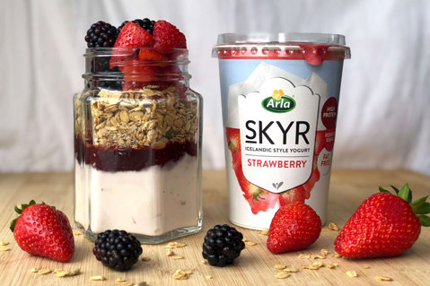 Arla skyr yoghurt with berries