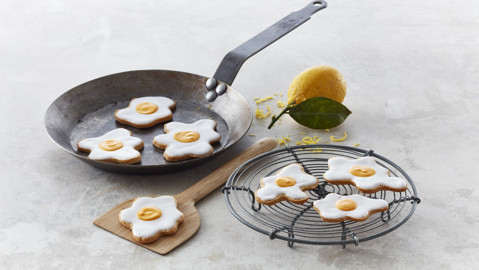 Fried egg Easter biscuits