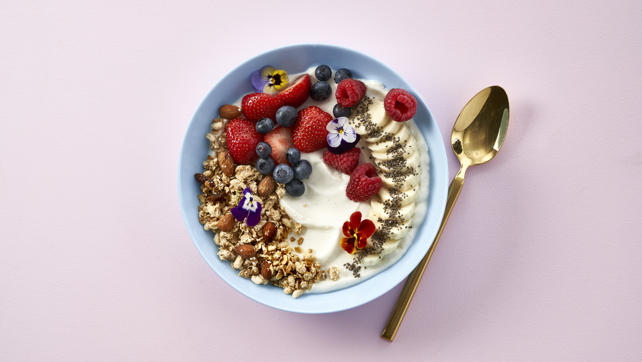 Skyr bowl with granola and fruit