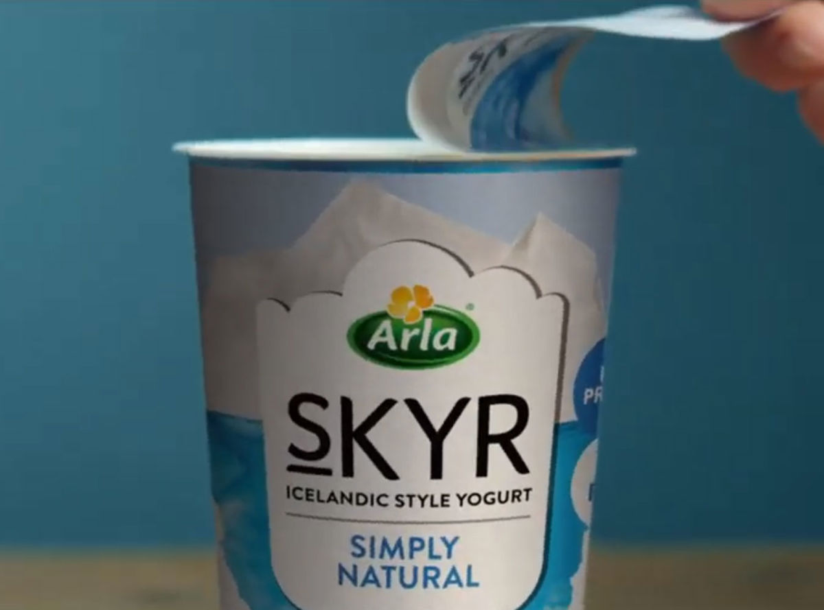 Arla Skyr Simply Natural pot being opened