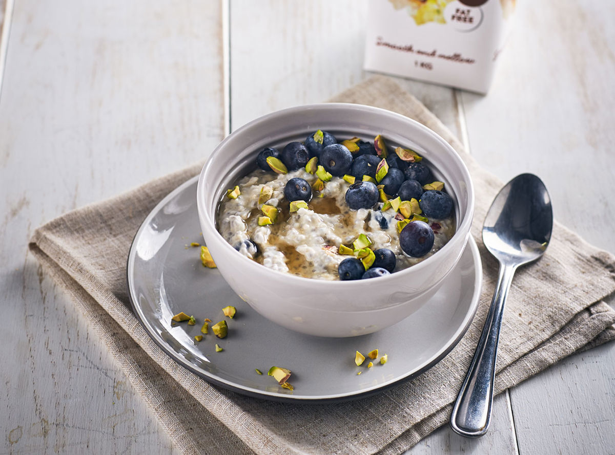 Overnight oats with blueberries and honey